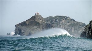 Gaztelugatxerako sarbideak itxi dituzte, euri eta olatu bortitzengatik