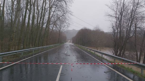 Carretera cortada. Imagen obtenida de un vídeo de EITB Media.