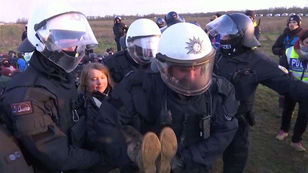 Greta Thunberg ekintzaile gaztea, polizien besoetan.