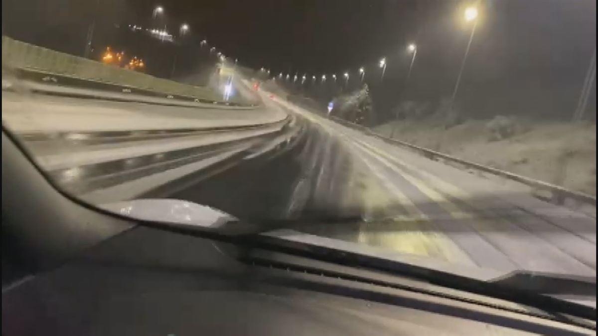 Nieve en la AP-8. Imagen obtenida de un vídeo de EITB  Media.