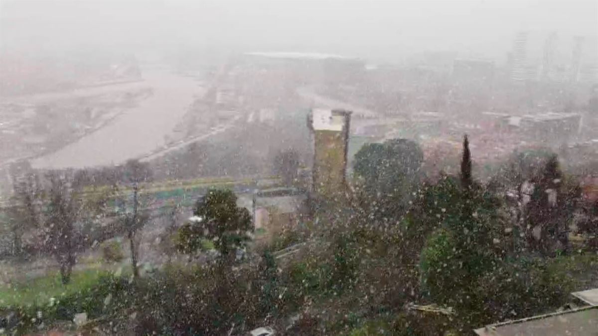 Los primeros copos de nieve llegan a Bilbao