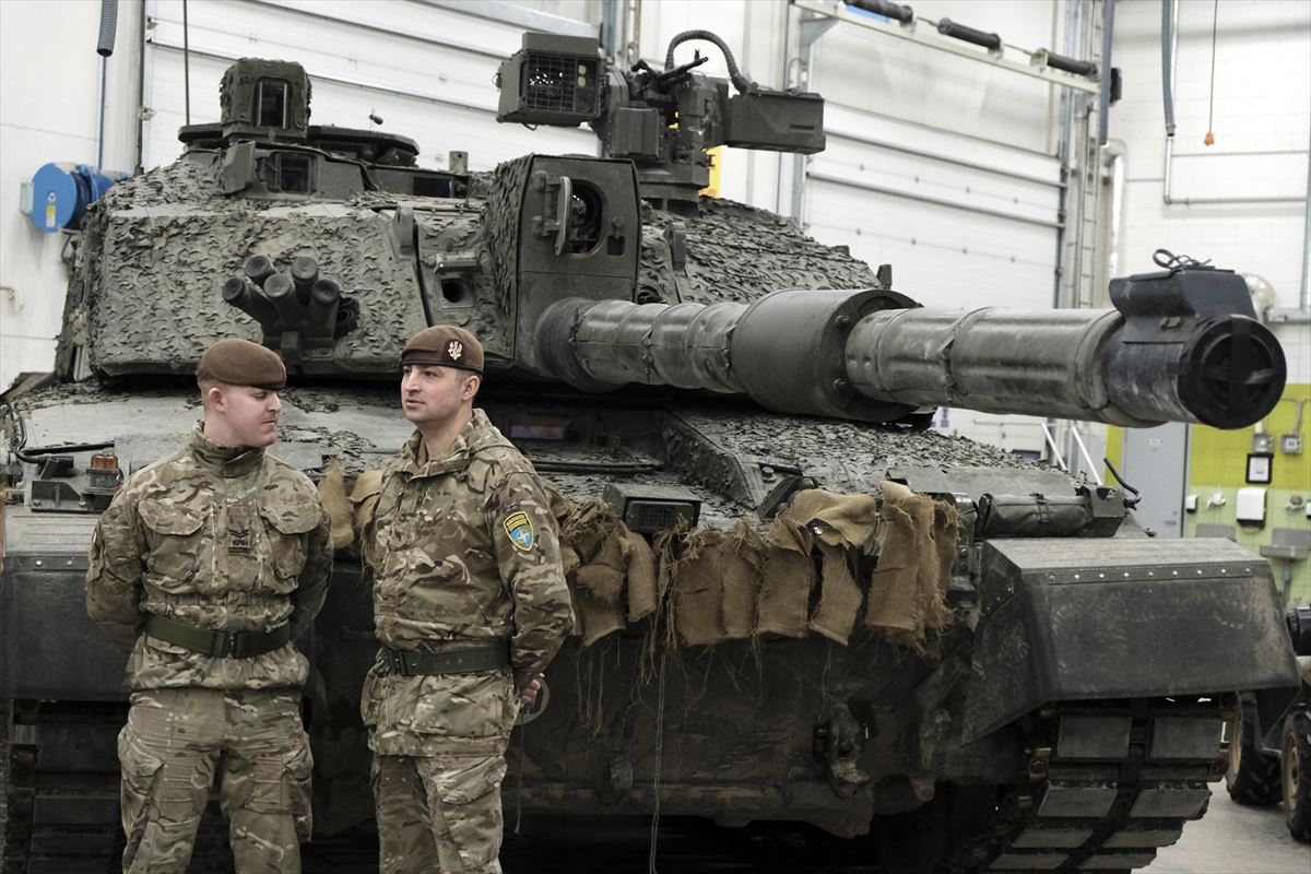Bi militar tanke baten ondoan, atzo Estonian NATOko kideek egindako bileran. 