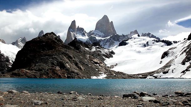 Fitz Roy mendia Argentina eta Txile arteko mugan dago. 