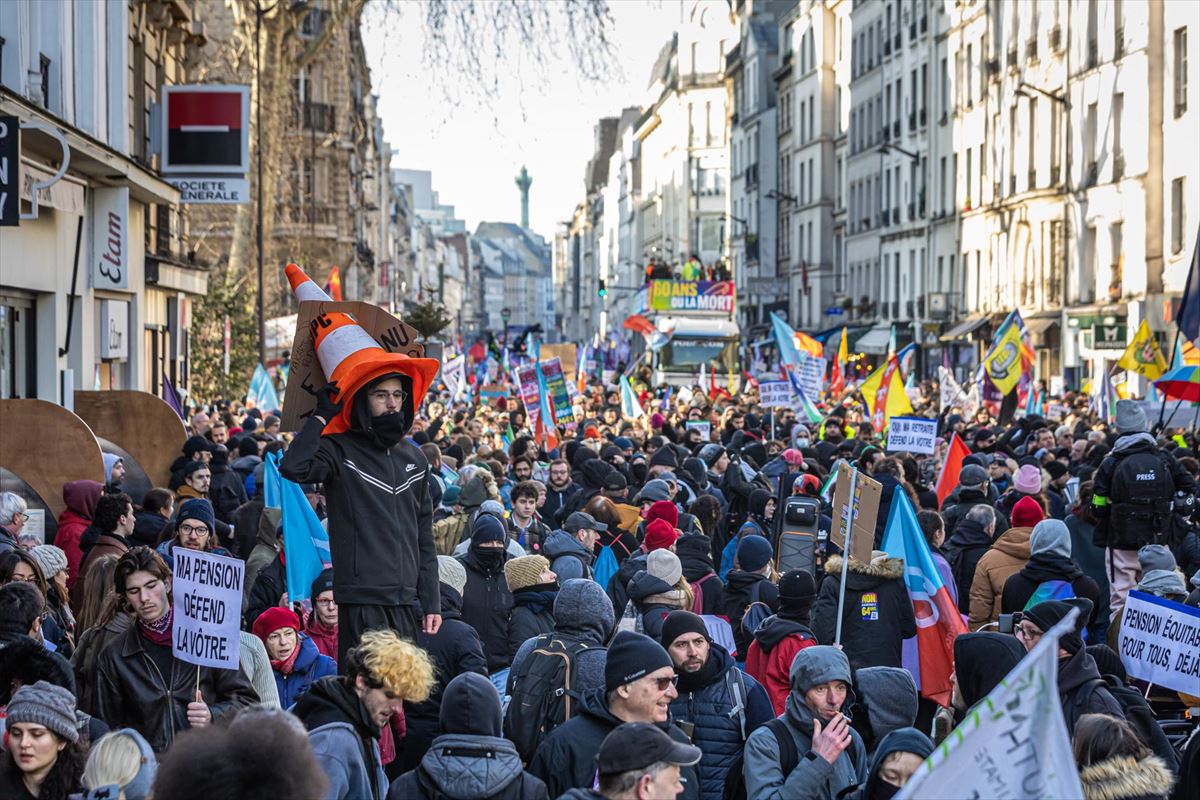 Protestak Parisen, pentsio-legearen erreforma dela-eta. Argazkia: EFE. 