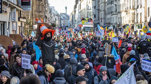 Protestak Parisen, pentsio-legearen erreforma dela-eta. Argazkia: EFE. 