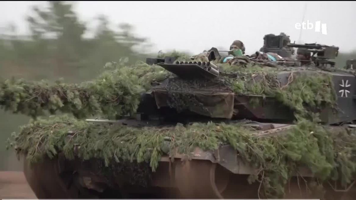 Dos militares al lado de un tanque, durante la reunión previa en Estonia. 