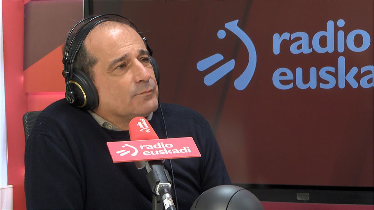 Agus Hernan Foro Sozialeko bozeramailea, Radio Euskadiko estudioetan. Argazkia: EITB Media