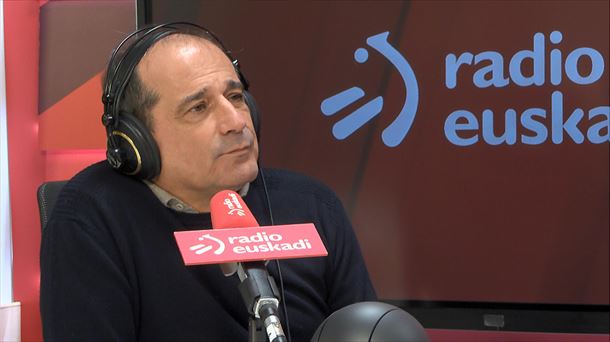 El portavoz del Foro Social, Agus Hernán, en los estudios de Radio Euskadi. Foto: EITB Media