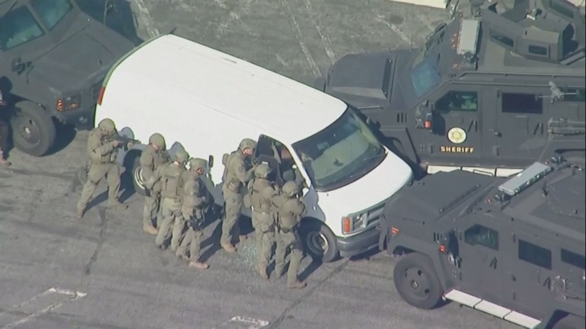 La policía rodea la furgoneta del sospecho. Imagen obtenida de un vídeo de Agencias.