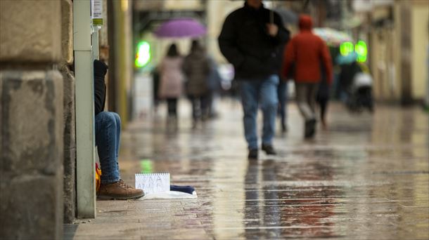 Una persona pidiendo en la calle