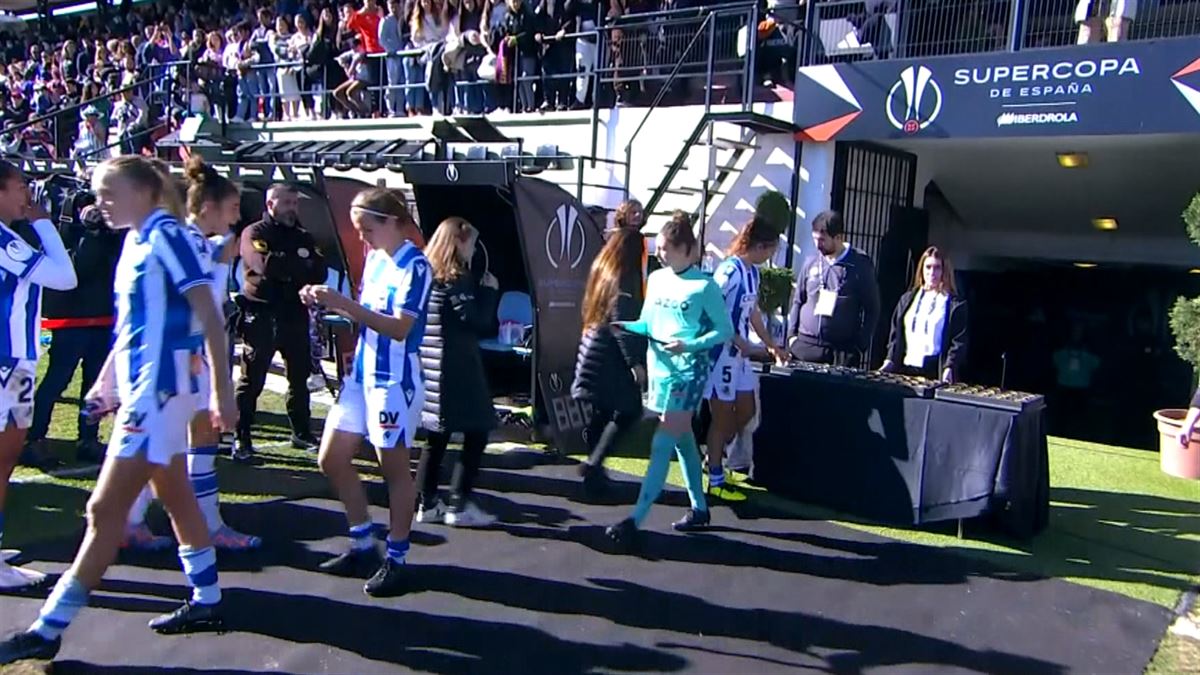 Las jugadoras de la Real se autocolocan su medalla. Imagen obtenida de un vídeo de EITB Media.