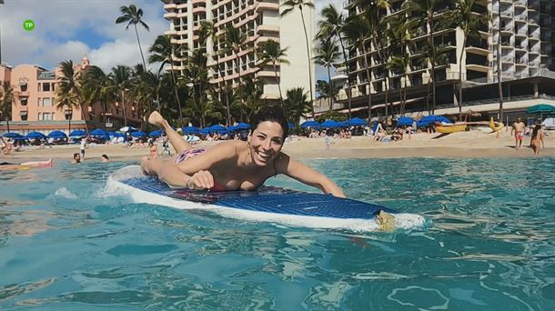 Carolina Calvo sobre una tabla de surf en Hawái