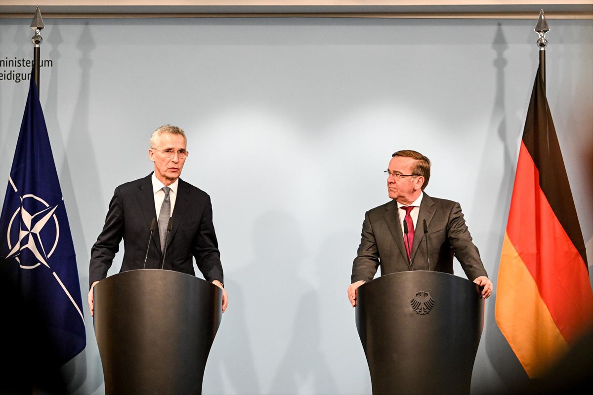 Jens Stoltenberg y Boris Pistorious tras la reunión mantenida en Berlín. Foto: EFE