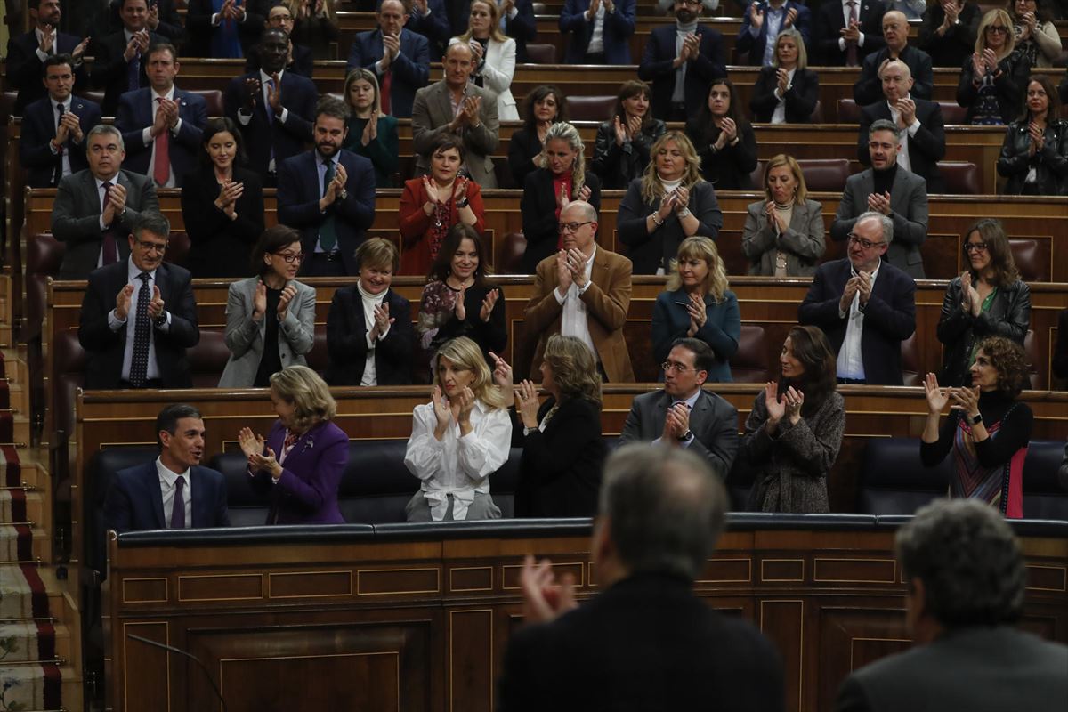 Aplausos tras la intervención de  Pedro Sánchez en el Congreso de los Diputados. Foto: EFE