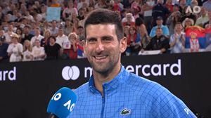 Novak Djokovicek bere amari zorionak abestu dio urtebetetzeagatik, Australiako Irekian