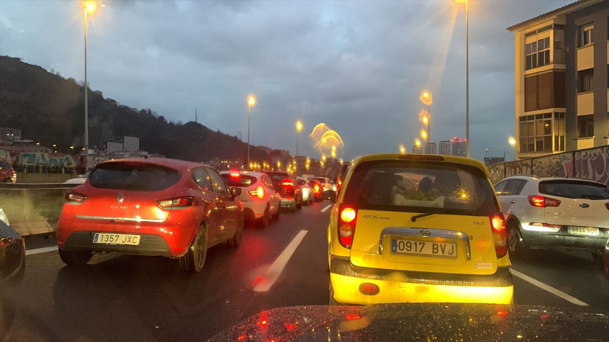 Retenciones en la A-8 en Bilbao