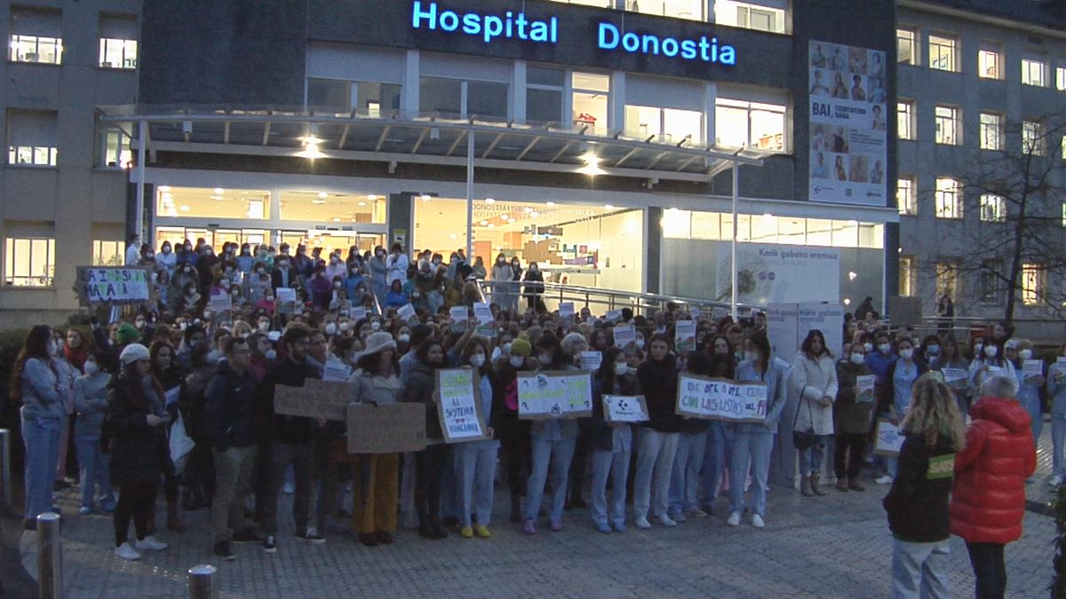 Concentración en el Hospital Donostia. Imagen obtenida de un vídeo de EITB Media.