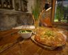 Sfincione pizza eta grisiniak oliba-berde hummusarekin