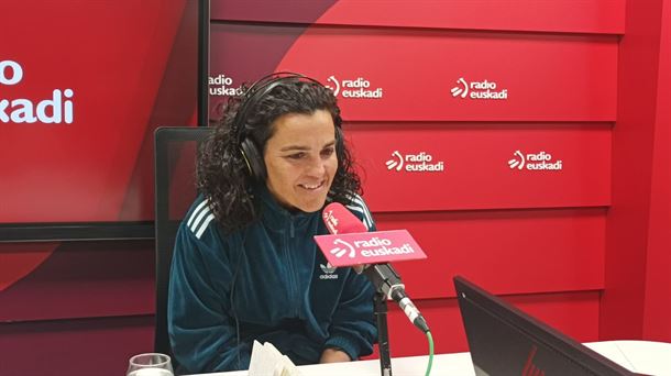 Maialen Lujanbio en los estudios de Radio Euskadi.