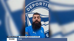 Asier Villalibre saluda a la afición del Alavés en su estreno en Ibaia, antes de su primer entrenamiento