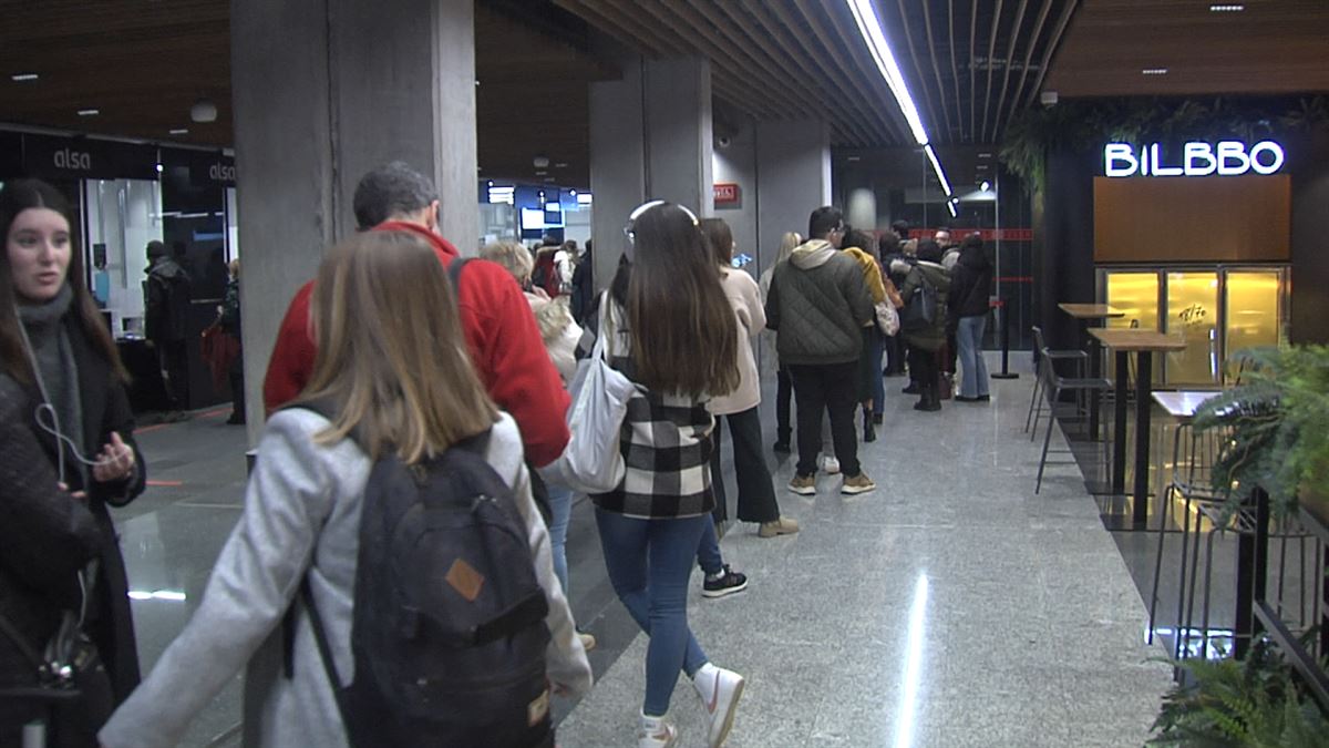 Desde primera hora se han formado colas en la Intermodal de Bilbao. 