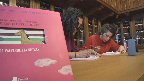 Maialen Lujanbio y Arrate Rodriguez, autoras de "Rosa Valverde eta kutxak"