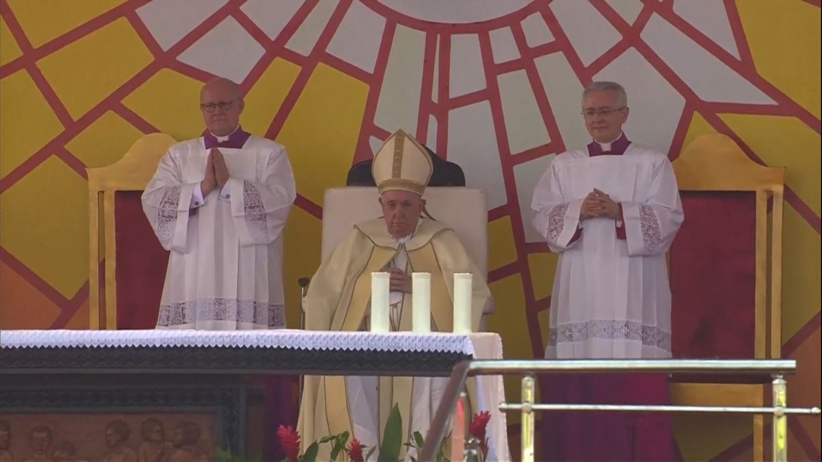 El Papa preside sentado una colorista misa en República del Congo