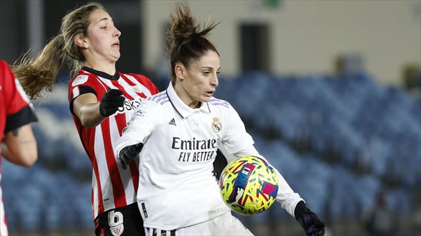 Oihane Valdezate lucha por el balón con una jugadora del Real Madrid. Foto: EFE.