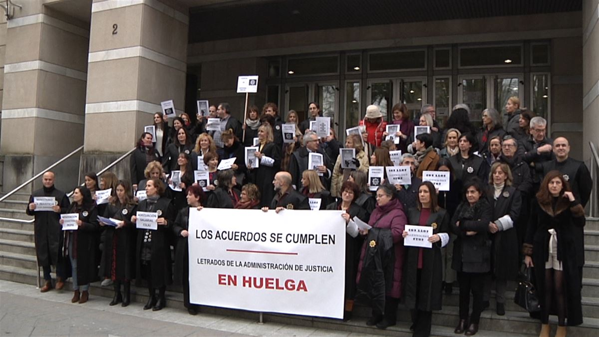 Huelga de letrados dela justicia vasca. Imagen obtenida de un vídeo de EITB Media. 