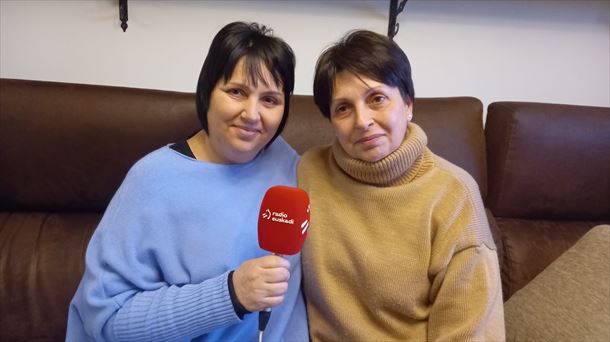 Ana Delgado, vecina de Azagra, junto a su hermana: EITB Media