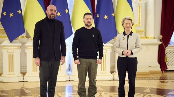 Charles Michel, ezkerrean, Volodimir Zelenski eta Ursula von der Leyen ondoan dituela. Argazkia: EFE