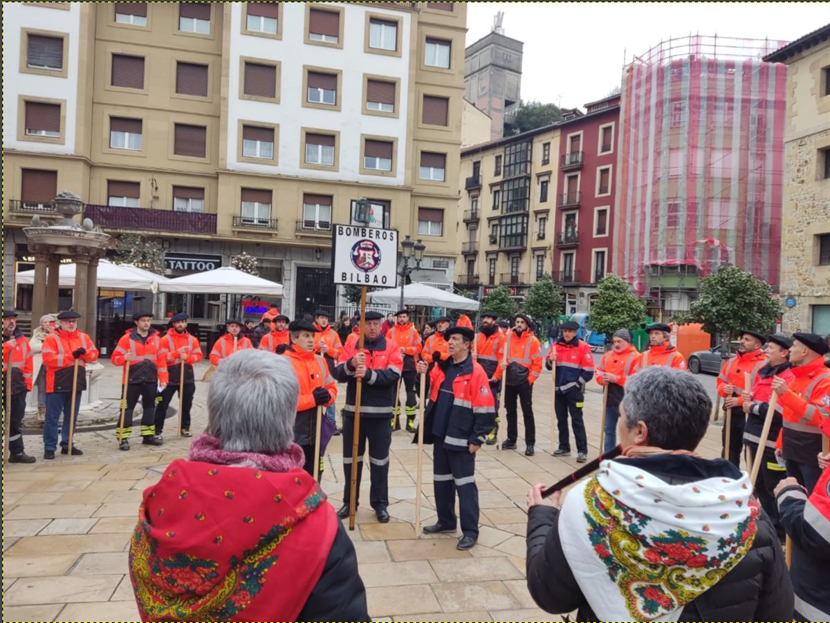 Bomberos de Bilbao cantan a Santa Agueda