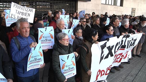 Protesta Osasunbidearen aurrean, esklusibotasuna kentzearen aurka. Argazkia: EiTB