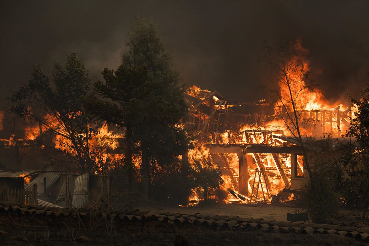 Los incendios están azotando el centro y sur de Chile. Foto: EFE