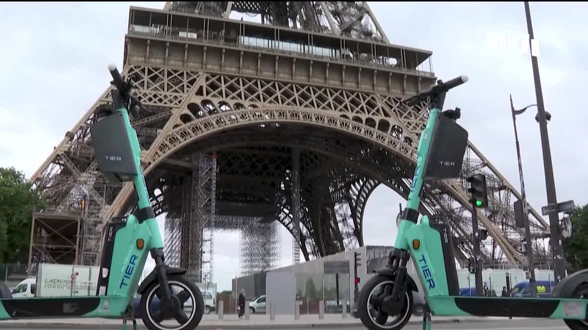 Dos patinetes frente a la Torre Eiffel.