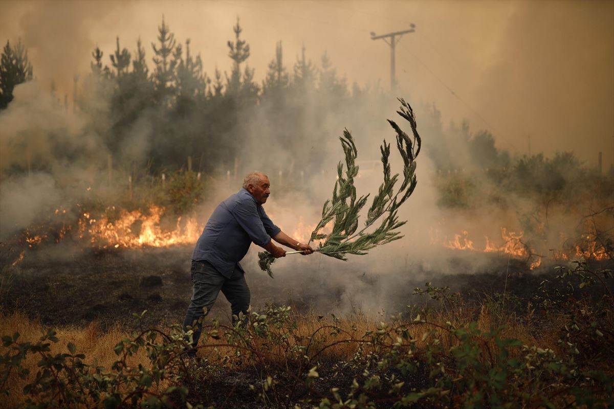 Un hombre lucha contra las llamas en Chile. EFE