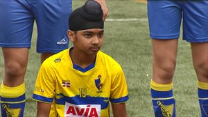 El joven futbolista de Arratia, Gurpreet Singht,  ha podido jugar de nuevo con su turbante 'patka'