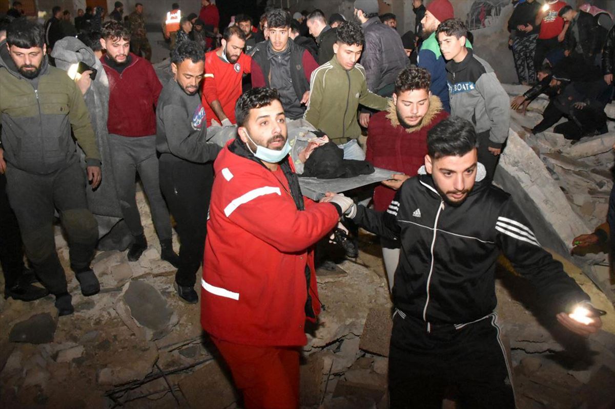 Rescate de víctimas en Hama (Siria). Foto: EFE