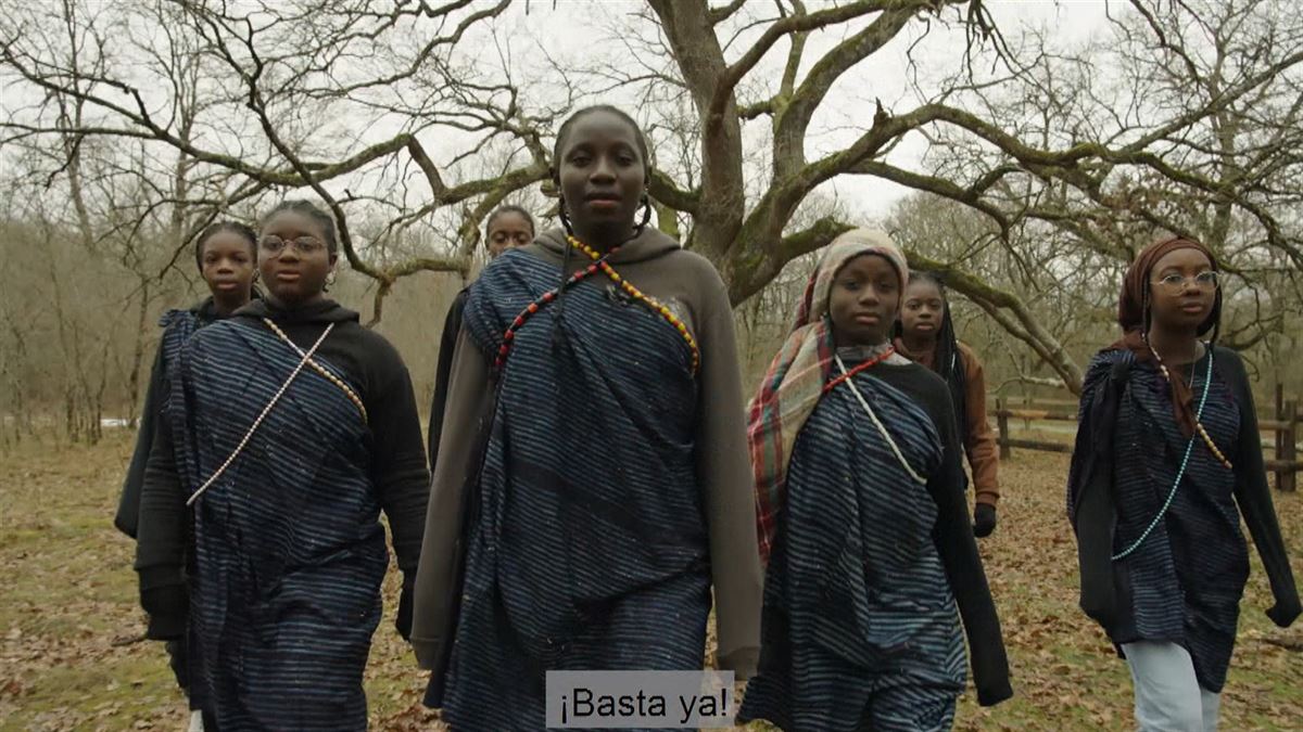 Las jóvenes navarras de Black Power en una campaña contra la ablación. Imágen de un vídeo de EITB.