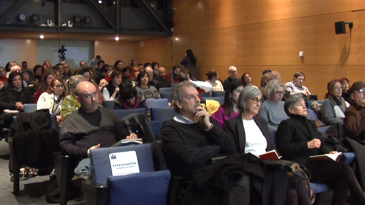 Creadores y artistas se reúnen en San Sebastián para escuchar las explicaciones del Ministerio