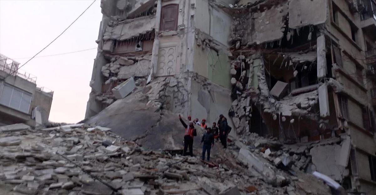 Behera etorri den eraikin bat, Alepon (Siria). Argazkia: EFE