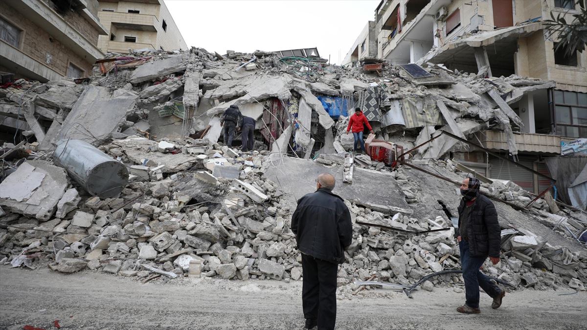 Un edificio colapsado en Idlib (Siria). Foto: EFE