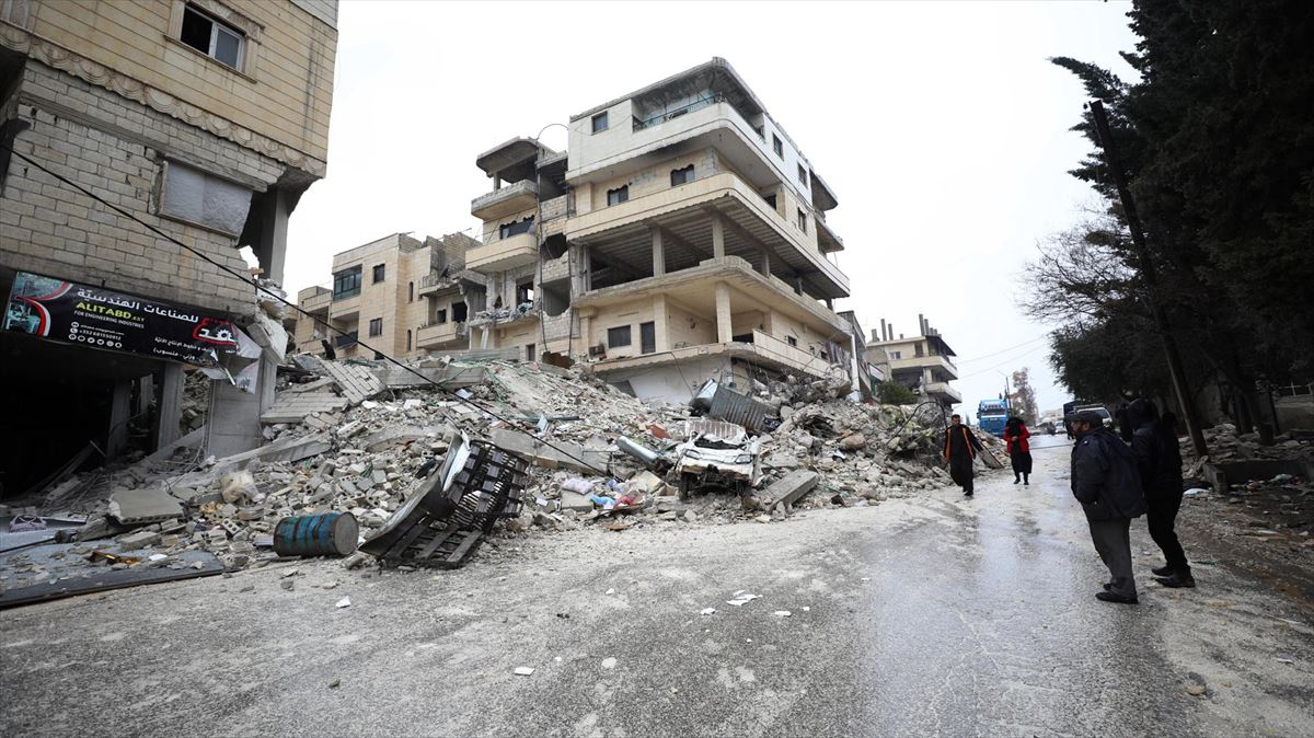 Behera etorri den eraikin bat, Idliben (Siria). Argazkia: EFE