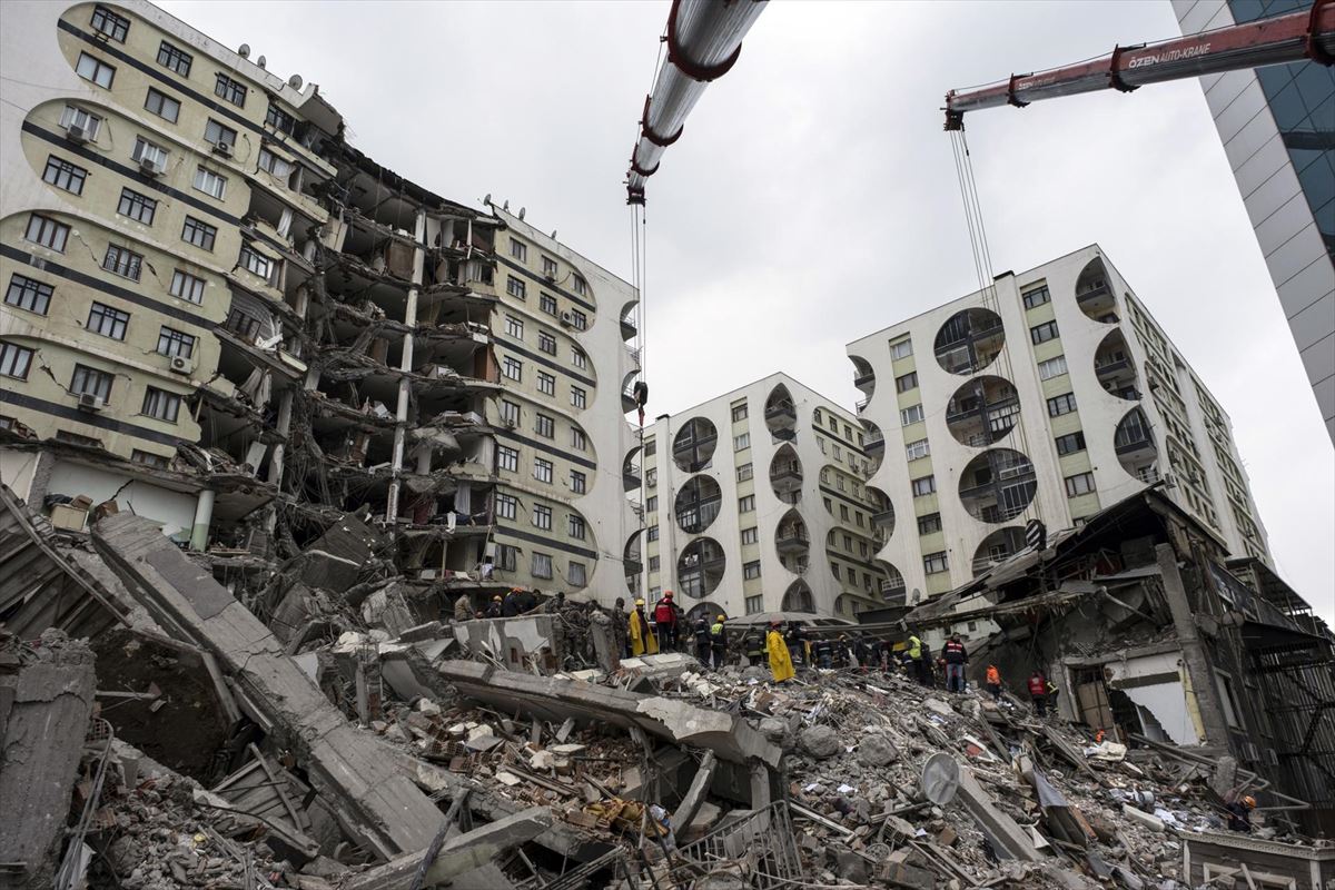 Un edificio colapsado en Diyabakir (Turquía). Foto: EFE