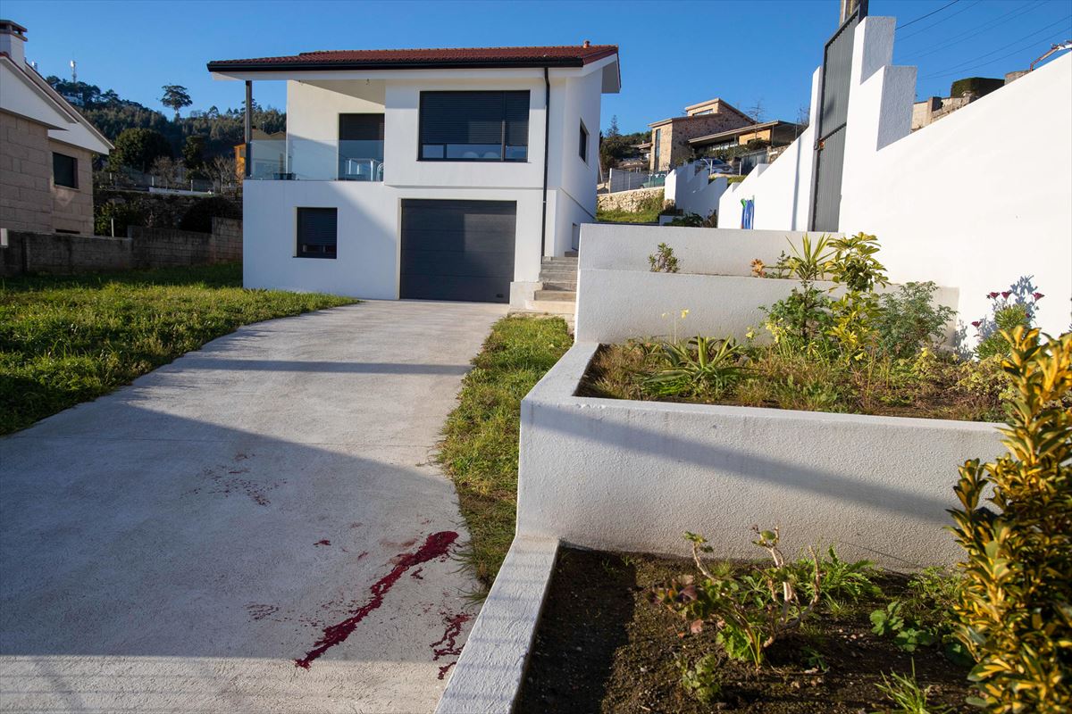 Restos de sangre a las puertas de la vivienda del barrio de Percibilleira, en Baiona. Foto: EFE