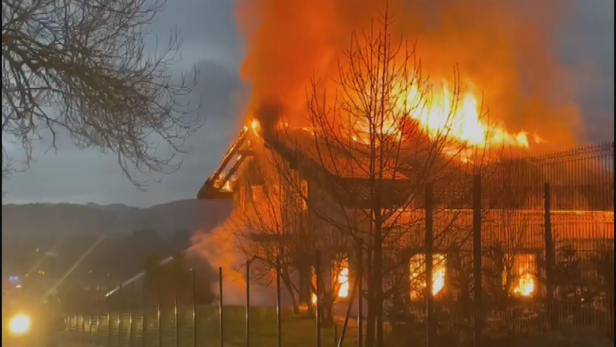 Incendio en Mungia. Imagen obtenida de un vídeo de EITB Media.