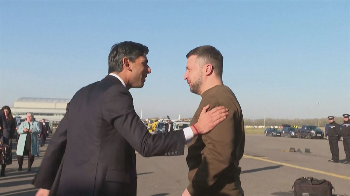 Rishi Sunak saluda a Volodímir Zelenski. Imagen obtenida de un vídeo de Agencias.