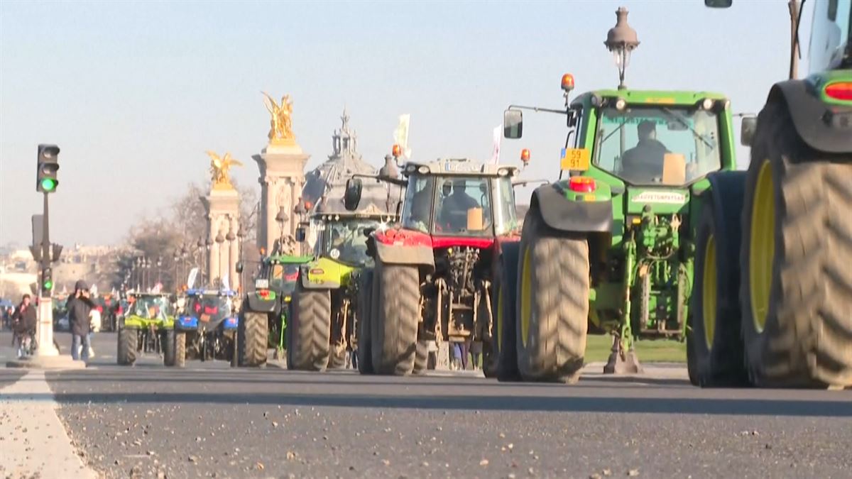 Más de 500 tractores bloquean París en una protesta contra el veto a los pesticidas