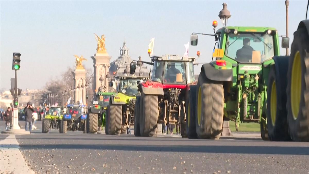 500 traktorek baino gehiagok Paris blokeatu dute pestiziden betoaren aurkako protestetan