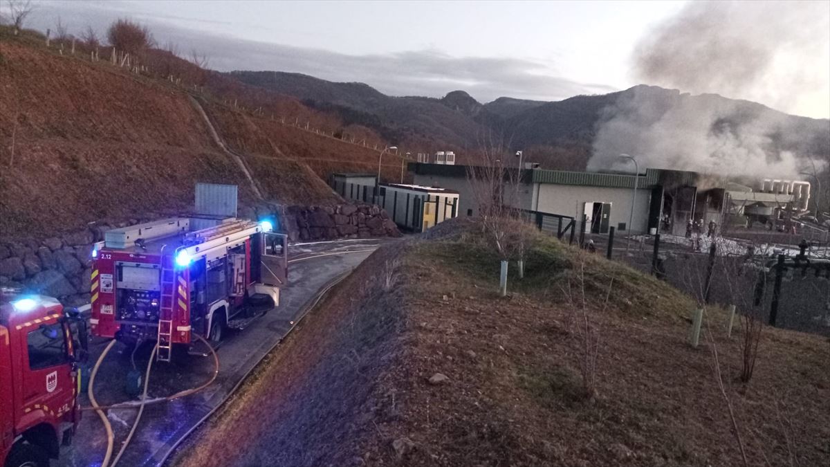Incendio ayer en la estación de compresión de Euskadour en Irun (Gipuzkoa). Foto: Bomberos Euskadi